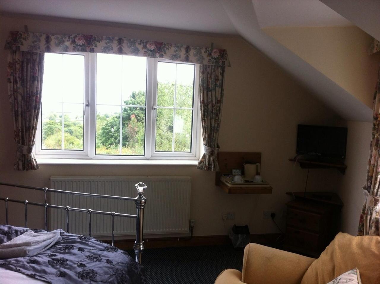 The Glan Yr Afon Inn Holywell  Extérieur photo