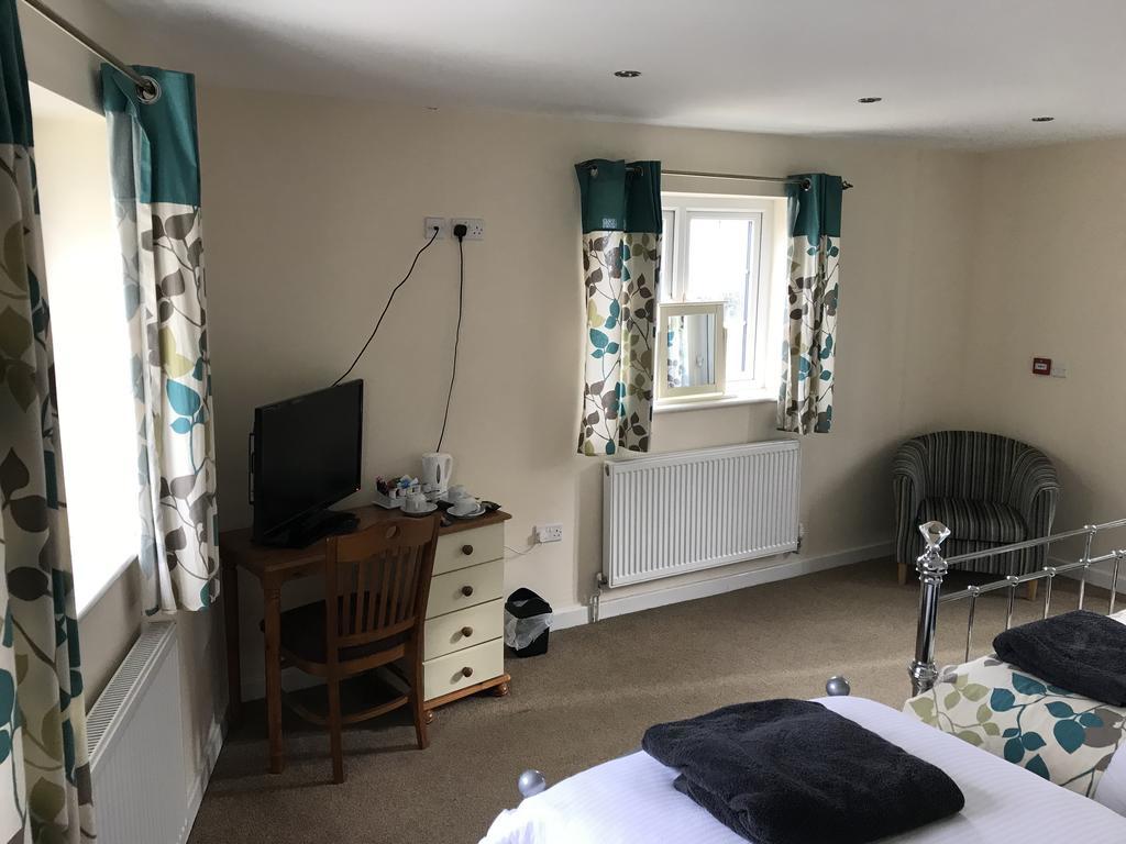 The Glan Yr Afon Inn Holywell  Extérieur photo