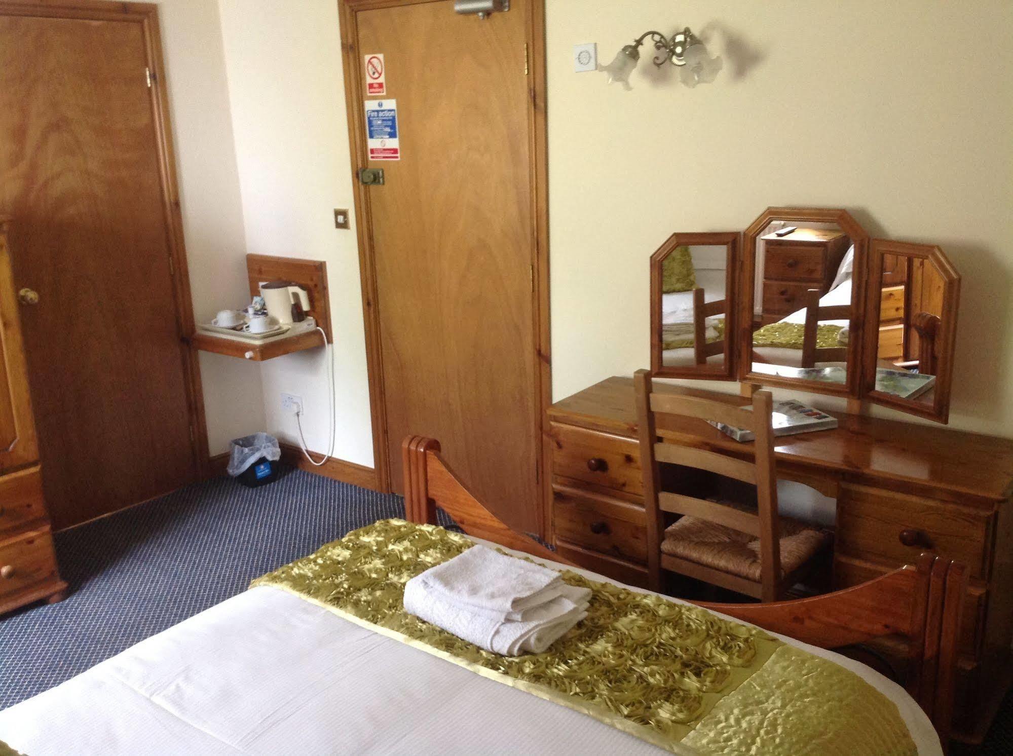 The Glan Yr Afon Inn Holywell  Extérieur photo