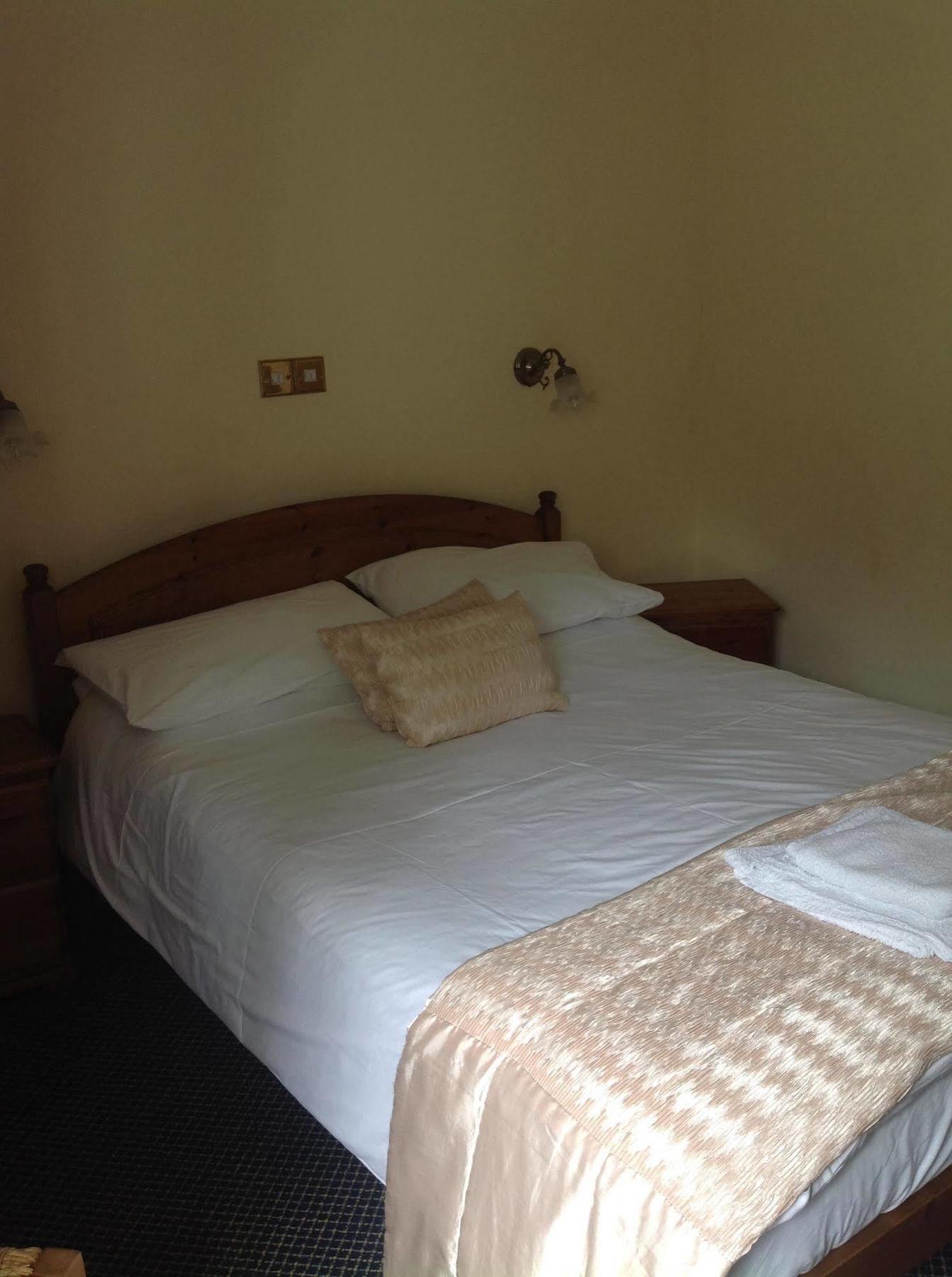The Glan Yr Afon Inn Holywell  Extérieur photo