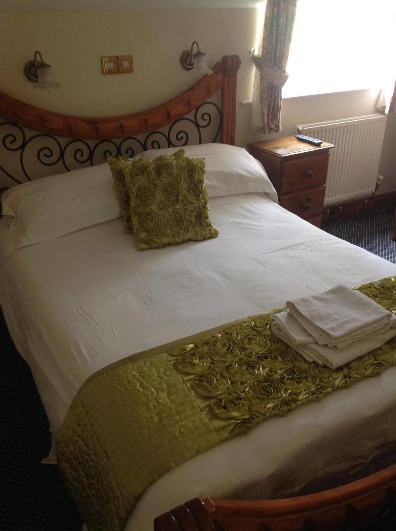 The Glan Yr Afon Inn Holywell  Extérieur photo