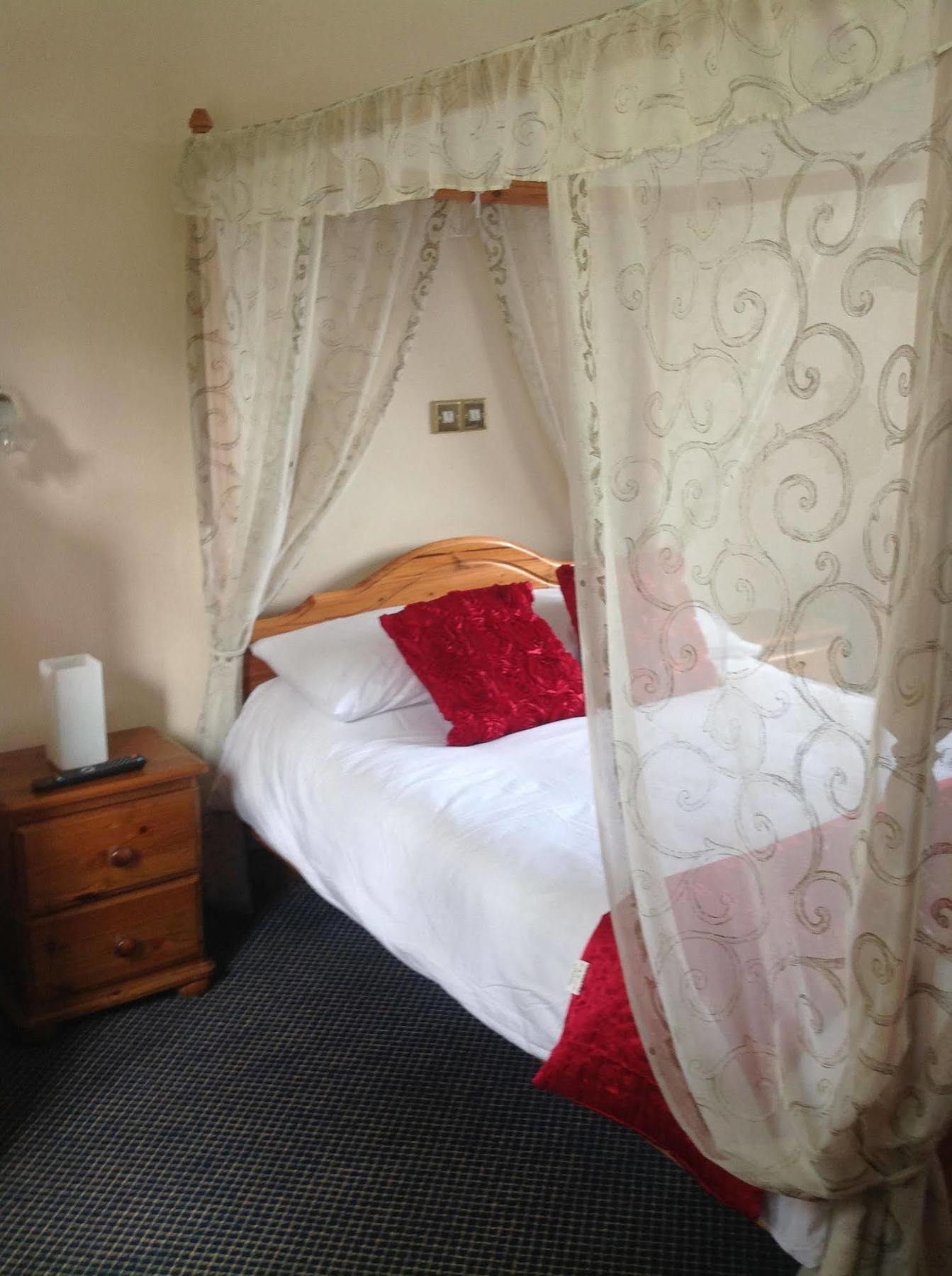 The Glan Yr Afon Inn Holywell  Extérieur photo