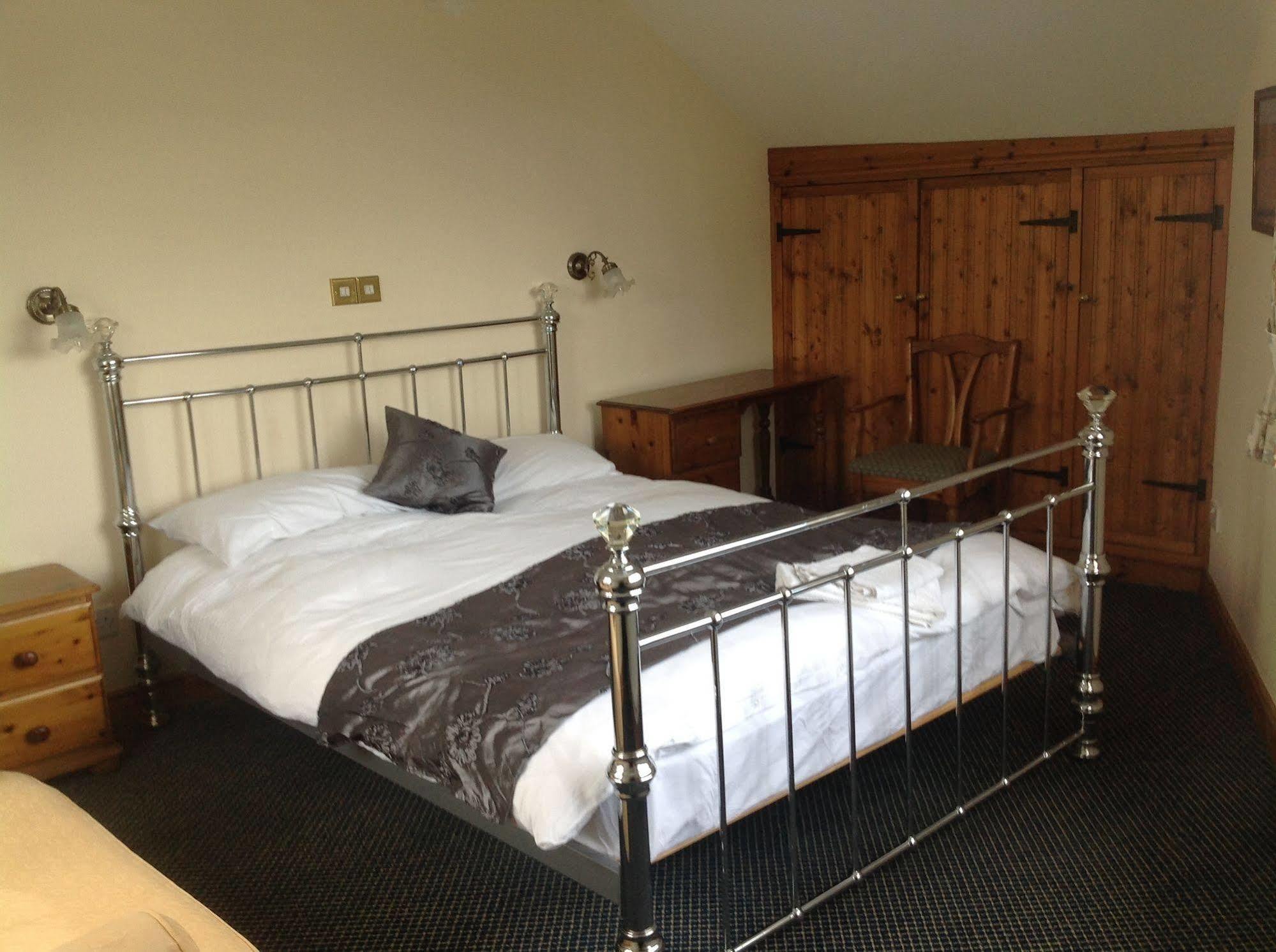 The Glan Yr Afon Inn Holywell  Extérieur photo