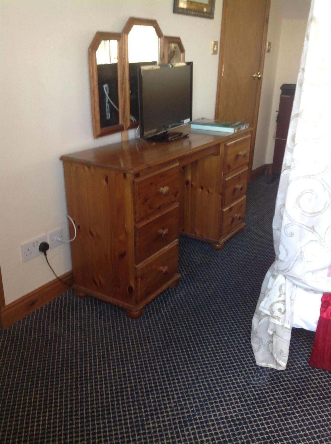 The Glan Yr Afon Inn Holywell  Extérieur photo